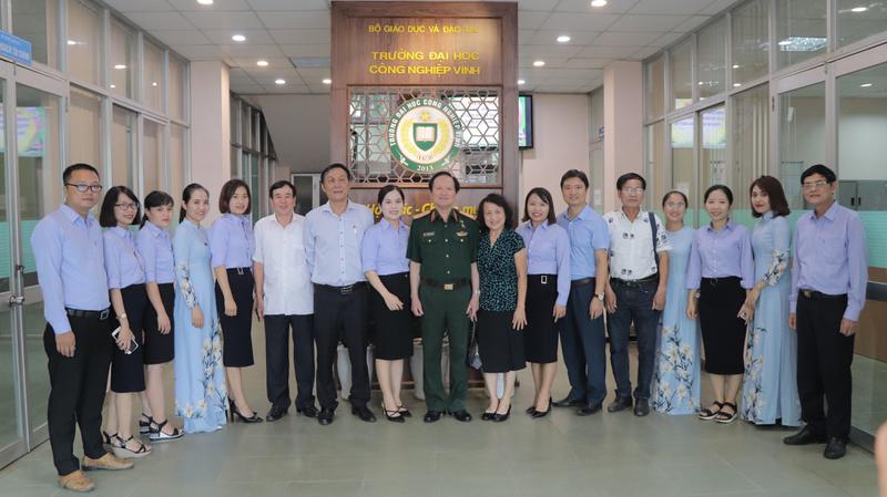 Thượng tướng Nguyễn Huy Hiệu về thăm Trường Đại học Công nghiệp Vinh