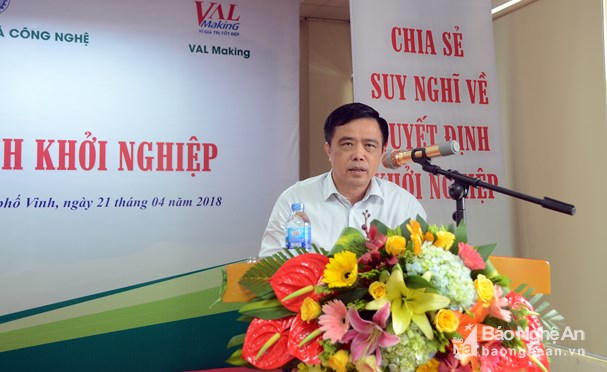 Đồng chí Huỳnh Thanh Điền hoan nghênh tinh thần khởi nghiệp của thế hệ trẻ.   Ảnh: Thành Chung 