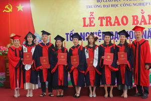 Trường Đại học Công nghiệp Vinh tổ chức Lễ trao bằng tốt...