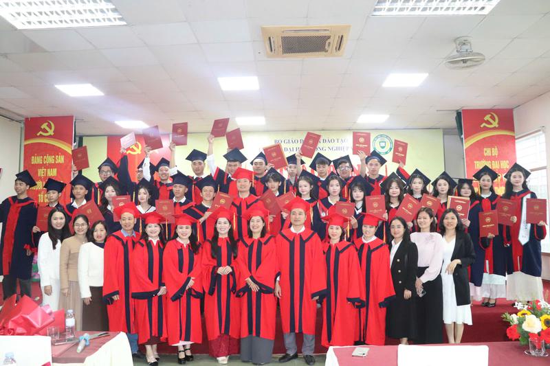 Trường Đại học Công nghiệp Vinh tổ chức Lễ trao bằng tốt nghiệp đợt 1 năm 2026