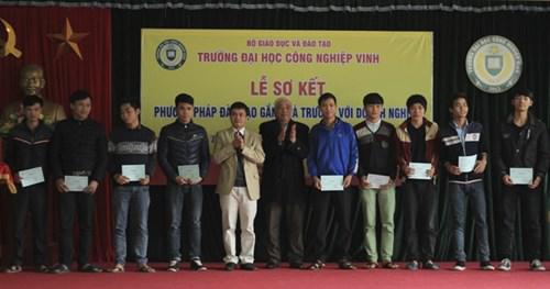 Giaoducthoidai.vn: Sinh viên trường ĐH Công nghiệp Vinh nhận lương trước khi nghỉ tết