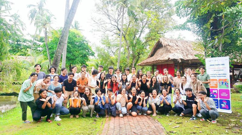 Sinh viên IUV tham gia chương trình "Green Youth Labs: Chuyện năng lượng - tưởng xa...