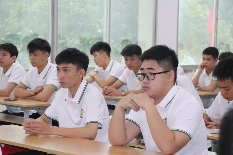 Trường Đại học Công nghiệp Vinh tổ chức Chương trình Giáo dục định hướng cho Tân sinh viên Khóa 13