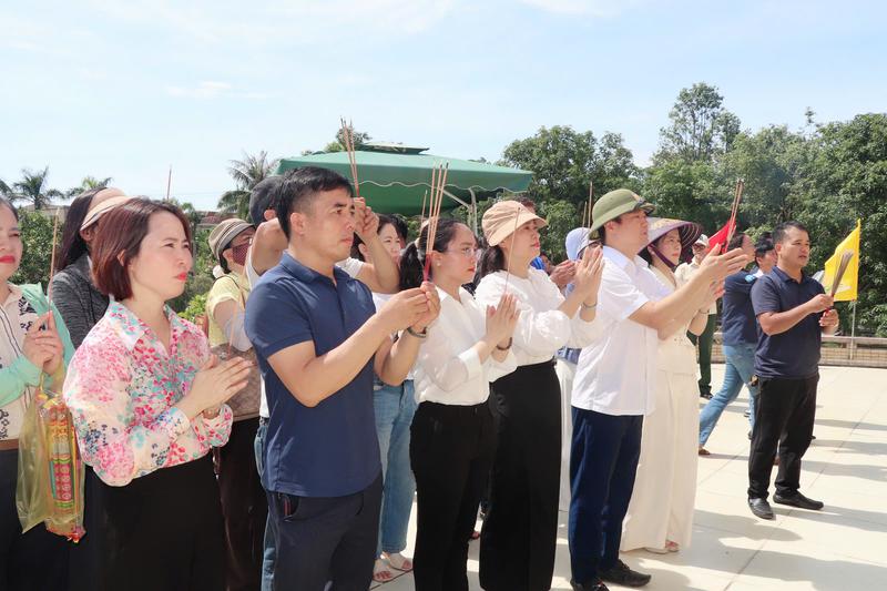 Trường Đại học Công nghiệp Vinh dâng hương tưởng niệm các anh hùng liệt sĩ nhân kỷ niệm 79 năm ngày Thương binh liệt sĩ