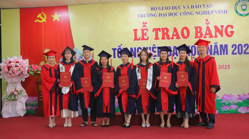 Trường Đại học Công nghiệp Vinh tổ chức Lễ trao bằng tốt nghiệp năm 2025
