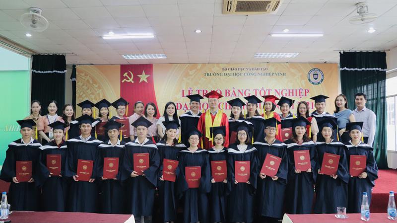 Trường Đại học Công nghiệp Vinh tổ chức Lễ trao bằng tốt nghiệp Đại học chính quy đợt tháng 4 năm 2021